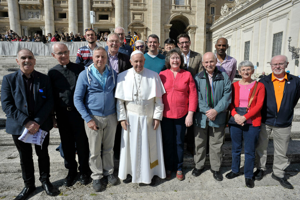 LHBT katholieken poseren met Paus Franciscus